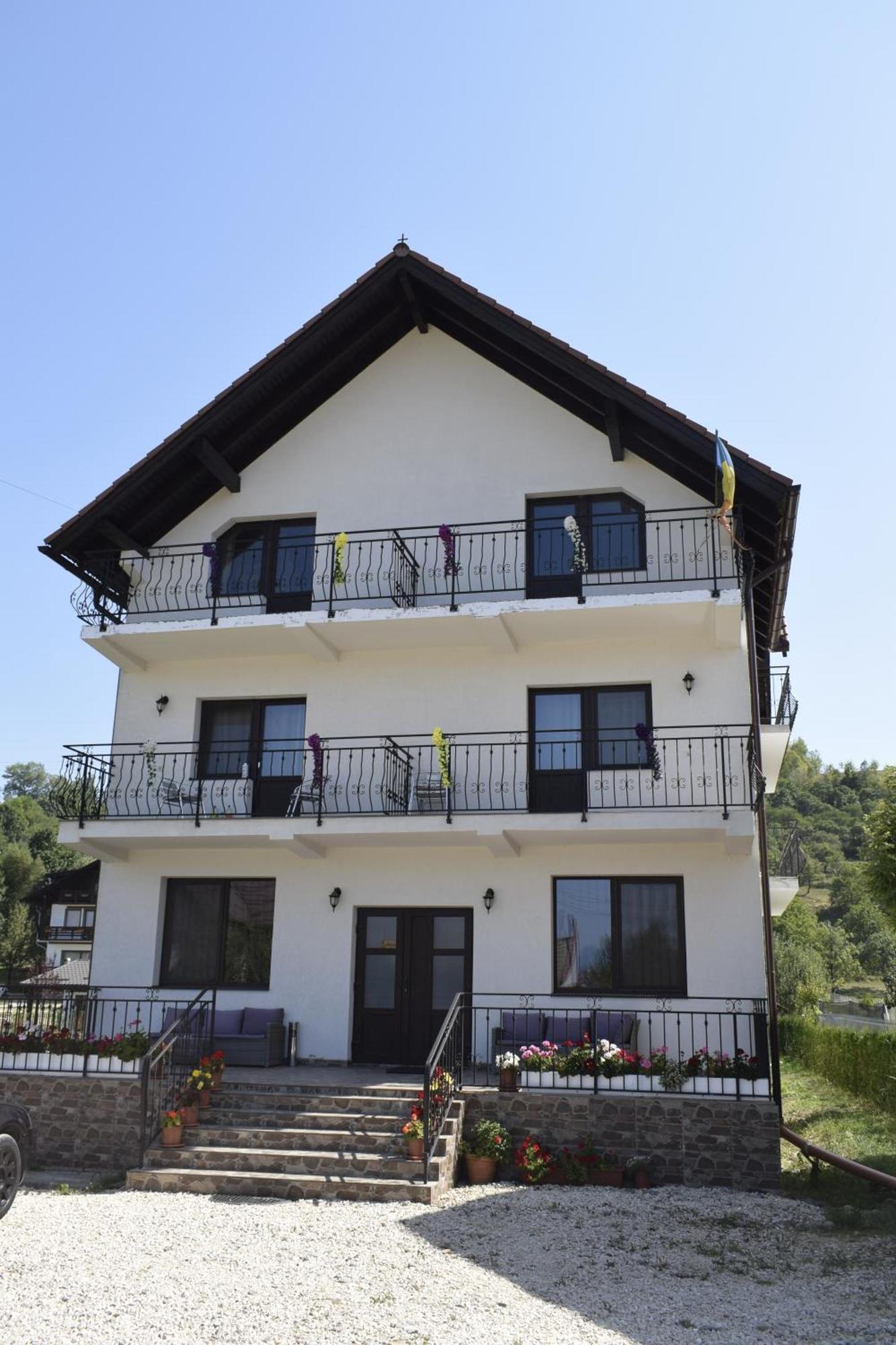 Casa Nicoly văzută din curte, cu balcoanele de la fiecare etaj